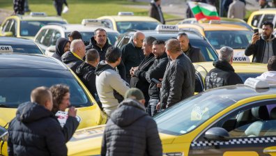 Таксиметрови шофьори блокираха София: Не сме по-лоши шофьори от другите