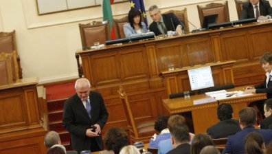 Рамадан Аталай припадна на влизане в парламента