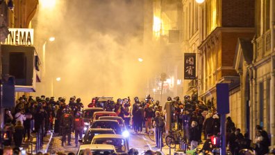 Франция изпрати 17-годишния Наел, малолетни подпалиха магазини и автомобили