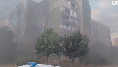 Голям пожар в Пазарджик стигна жилищен квартал, погълна гаражи с коли (+ВИДЕО)