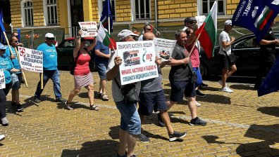 "Възраждане" и ИТН застанаха зад протестиращите медици, пожарникари и служители в АПИ