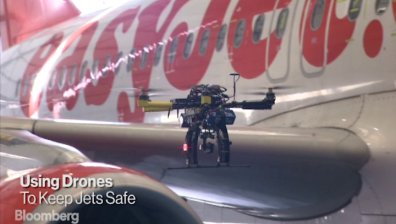 Дронове извършват рутинни проверки на самолети