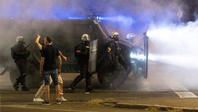 Пета вечер протести и сблъсъци разтърсват Сърбия