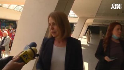 Протестиращи опитаха да изгонят Фандъкова от церемонията "Златно перо" (ВИДЕО)