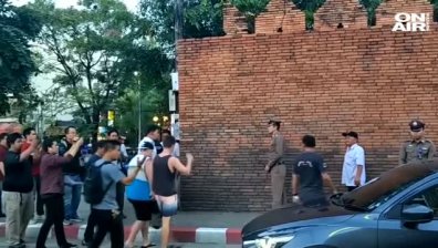 10 години затвор за туристи, надраскали културен паметник в Тайланд