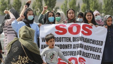 Пътни блокади, побои и страх делят афганистанците от пътя към свободата