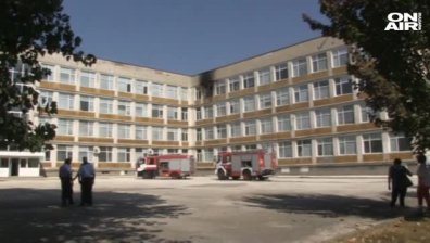 Пожар изпепели два кабинета в училище в Русе