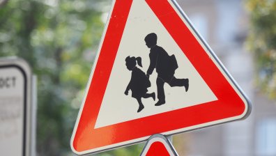 63-годишен шофьор блъсна две деца на пешеходна пътека в Разградско