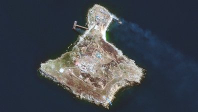 Издигнаха украинското знаме на Змийския остров, руски самолет атакува веднага