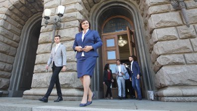 Нинова: Борисов иска да се забрави 12-годишното му управление, но е в изолация