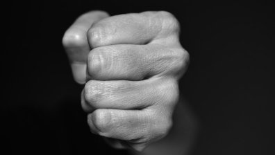 Дядо със счупени ребра след жесток побой от внука си в София