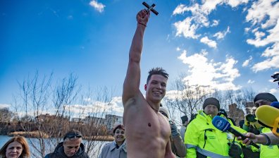 21-годишен младеж спаси кръста от столичното езеро "Дружба"