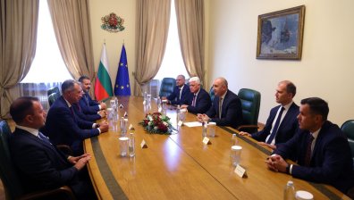 Радев обсъди с Leonardo придобиването на противопожарни самолети и техника за армията