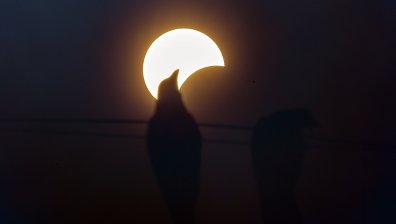 Последно за годината слънчево затъмнение, в България започва по обед