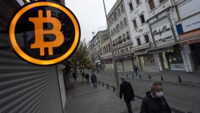 Турците търгуват с криптовалута, за да защитят спестяванията си