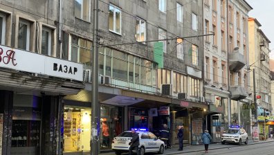 Пожар на ул. "Алабин" в София вдигна пожарникари на крак, разбиха витрините