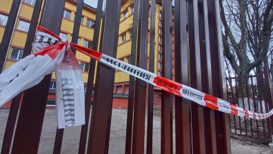 Сигнали за бомба затвориха две училища в страната