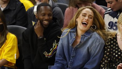 Адел се сгоди, вдига пищна сватба през лятото