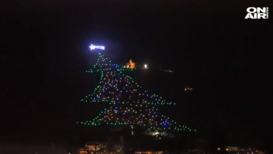 Нaй-гoлямата коледна елха грейна в Италия - вижда се от 50 км