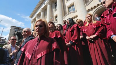 В подкрепа на Гешев: Магистрати излязоха пред Съдебната палата в София