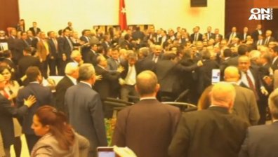 Бой в турския парламент