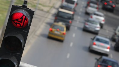 Опасно пресичане - прекалено кратък е зеленият сигнал на светофара край "Токуда"