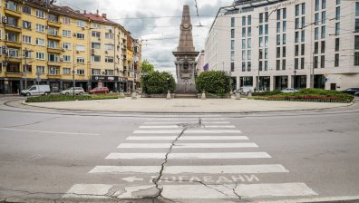 Кошмар за шофьорите в центъра на София, избягвайте кръговото при паметника на Васил Левски
