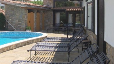 За проверка: Паркинг, превърнат във фитнес, къща за гости е личен дом