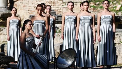 Церемонията по запалването на олимпийския огън в Гърция в СНИМКИ