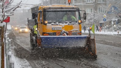 Камиони затънаха в преспи край Велинград, в София работят 128 снегорина