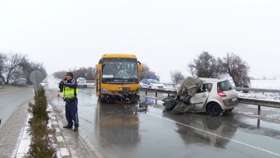 Мъж почина при катастрофа в училищен автобус пълен с деца