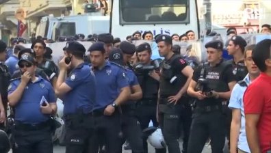 Газ и гумени куршуми срещу участници в гей парад в Истанбул