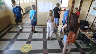 Напрежение в "Света Троица" в София заради проблем с машината за гласуване