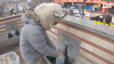 Доброволци напълниха 200 бутилки вода и ги занесоха на перничани в нужда