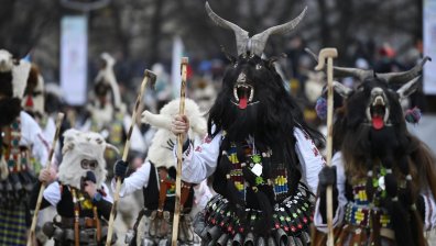 "Сурва" в Перник: Маскарадни групи от цял свят гонят злото и наричат за здраве (ВИДЕО)