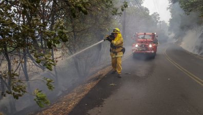 1000 пожарникари, хеликоптери и самолети гасят огъня в Калифорния