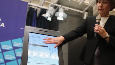 Доставиха в чужбина машините за гласуване на предсрочните избори