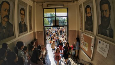 МОН прави пълна ревизия на учебния материал по предметите от I до X клас