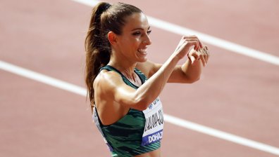 Коледни танци: Ивет Лалова и любимият ѝ се забавляват около елхата