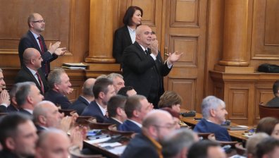 Депутатите решават ще поевтинеят ли горивата с лев на литър