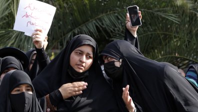 След месеци протести: Иран закри нравствената полиция