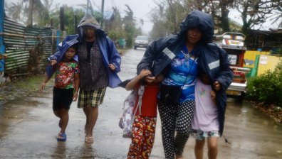 Супер тайфунът "Ман-Йи" приближава Филипините