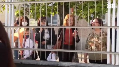 Родители и роднини останаха зад оградата в първия учебен ден в Търговище