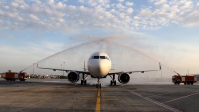 С воден салют посрещнаха първия чартър на "България Еър" в Тел Авив