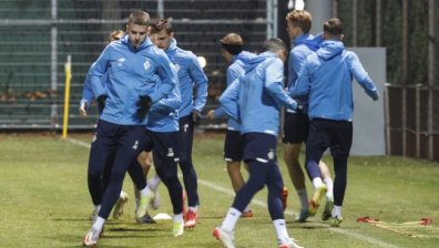 Спряха футбола в Украйна