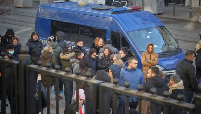 Близки и приятели на убития Илиян от "Люлин" протестират пред Съдебната палата