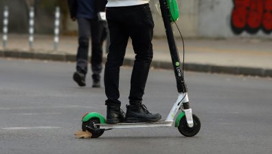 Украинка отнесе с колата си свой сънародник на тротинетка в Св. Влас