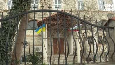 Активисти на "Възраждане" свалиха украинско знаме от храм, държали се скандално