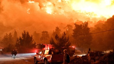 Огнен aд в Гърция, евакуираха туристи заради огромен пожар