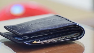 Пенсионери задигнаха портфейл с 12 000 евро